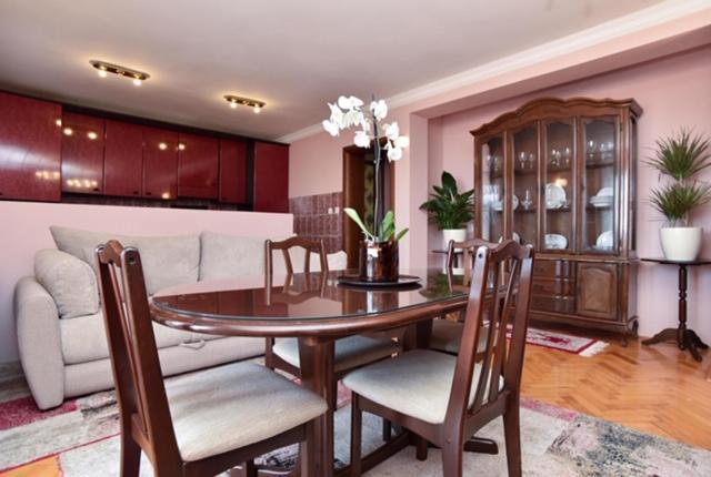 Vila Apartments Lidija Petrovac Екстер'єр фото